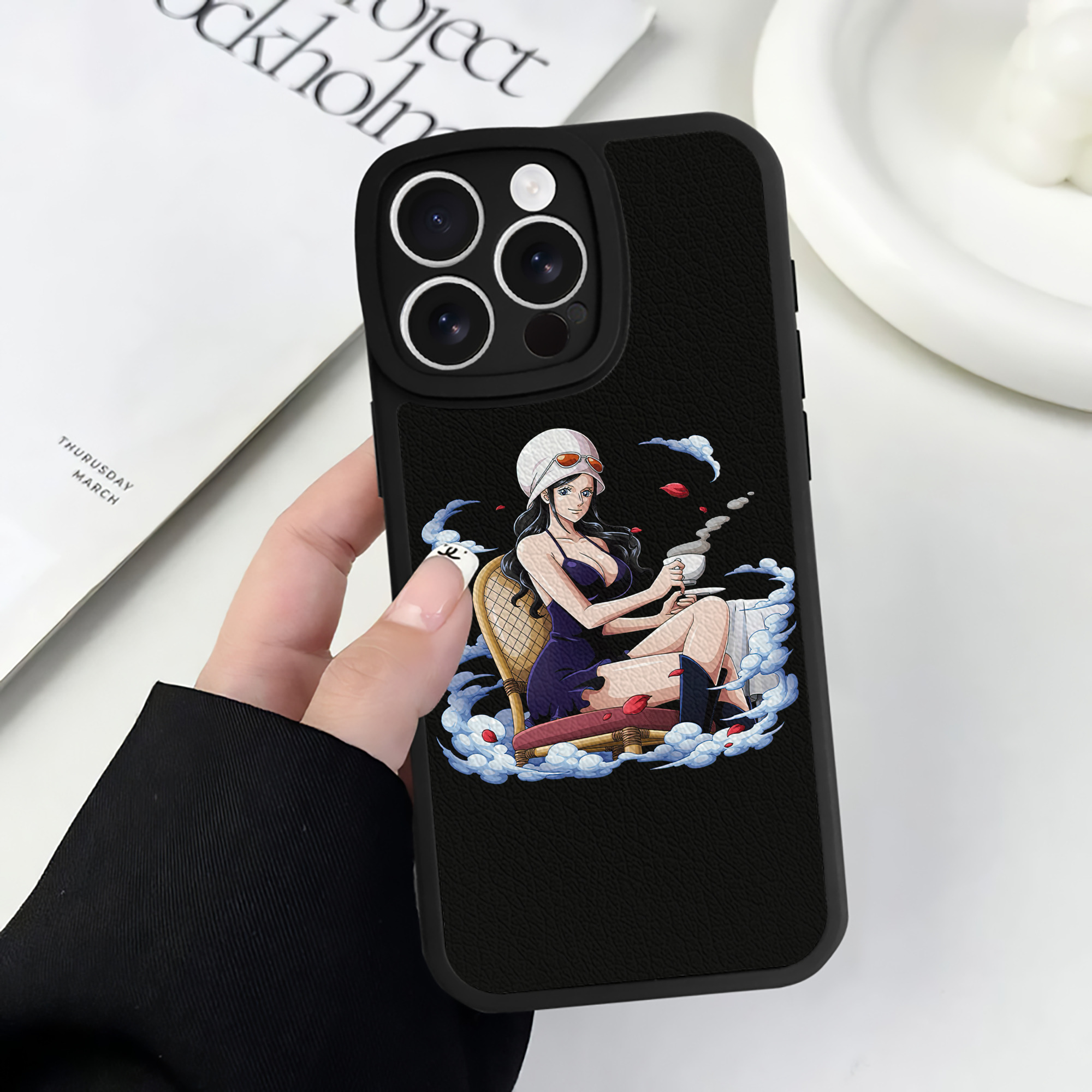 （画像用） ワンピース ニコ・ロビン ONE PIECE Nico Robin 【iPhone 16シリーズ対応】シリコンスマホケース（レザー調） 材質：シリコン